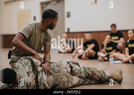 ÉTATS-UNIS Le Sgt Damian Williams, spécialiste en médecine de combat avec l'élément de soutien des communications interarmées, donne aux meilleurs concurrents guerriers une classe de remise à niveau de premiers secours lors de la compétition du meilleur guerrier de 335th, à la base aérienne de MacDill, en Floride, au 12 mars 2022. Les participants du 335th signal Command (Theatre), du 200th Military police Command et du Commandement juridique de la Réserve de l'Armée participent à la compétition combinée meilleur guerrier/meilleur Squad à Tampa, en Floride, en 11-19 mars 2022. Les deux finalistes de chaque commandement seront alors en compétition au quartier général de la Réserve de l'Armée des États-Unis, fort Bragg, NC pour le Banque D'Images