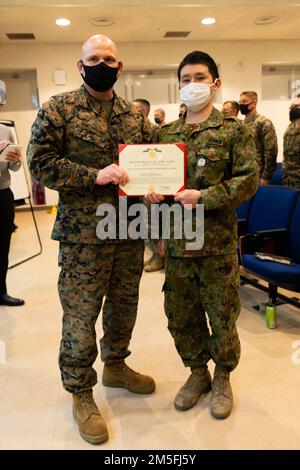 Le capitaine Kazahara Oriyama, de la Force d’autodéfense terrestre japonaise, reçoit la médaille de la Marine et du corps de Marine par le colonel Michael Nakonieczny, commandant de l’unité expéditionnaire maritime de 31st, Pour un service exceptionnel exposé avec les Marines lors de l'exercice de défense maritime Brigade de déploiement rapide amphibie (MDX-ARDB) au Centre d'entraînement armé combiné Camp Fuji, Japon, 12 mars 2022. Les deux organisations ont fonctionné de manière bilatérale, mettant en évidence une intégration et un commandement et un contrôle puissants. MDX-ARDB est un exercice bilatéral visant à accroître l'interopérabilité et à renforcer les liens entre Banque D'Images