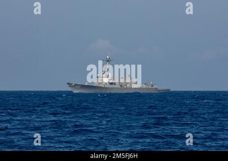 MER DE CHINE DU SUD (12 mars 2022) le destroyer de missiles guidés de classe Arleigh Burke USS Sampson (DDG 102) effectue des opérations de routage. Sampson est sur un déploiement prévu dans la zone d'exploitation de la flotte américaine 7th afin d'améliorer l'interopérabilité avec les alliances et les partenariats tout en servant de force de réaction prête à l'emploi pour soutenir une région libre et ouverte d'Indo-Pacifique. Banque D'Images