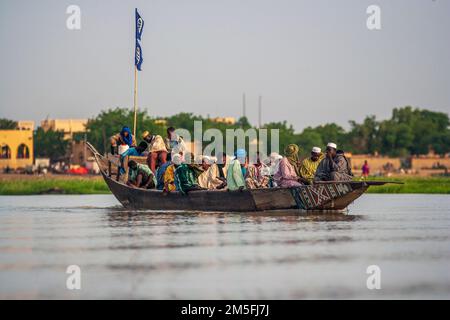 Pirogue sur le fleuve Niger près de Gao. Mali, Afrique de l'Ouest Banque D'Images