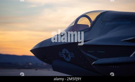 F-35B Lightning IIS, des États-Unis Corps maritime escadron d'essai et d'évaluation opérationnels maritimes un (VMX-1), assis sur la ligne aérienne à Gowen Field, Boise, Idaho, 12 mars 2022. L’avion était à Boise pour s’entraîner avec des pilotes du 190th Escadron de chasseurs de la Garde nationale aérienne de l’Idaho. Banque D'Images