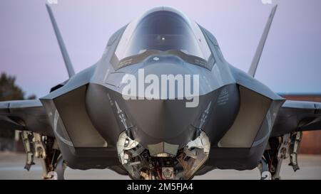 F-35B Lightning IIS, des États-Unis Corps maritime escadron d'essai et d'évaluation opérationnels maritimes un (VMX-1), assis sur la ligne aérienne à Gowen Field, Boise, Idaho, 12 mars 2022. L’avion était à Boise pour s’entraîner avec des pilotes du 190th Escadron de chasseurs de la Garde nationale aérienne de l’Idaho. Banque D'Images