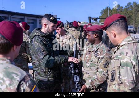 Les parachutistes du 2nd Bataillon, 503rd Régiment d'infanterie de parachutistes, 173rd Brigade aéroportée, conduisent la familiarisation avec les armes dans le cadre de l'exercice Sabre-Strike sur 12 mars 2022 en Lettonie. Sabre Strike est conçu pour améliorer l'interopérabilité avec nos alliés de l'OTAN et renforcer les relations régionales que nous avons développées. Sabre Strike permet aux alliés de l'OTAN de se connecter personnellement, professionnellement, techniquement et tactiquement pour créer des effets synergiques et une force de combat multinationale plus compétente. Banque D'Images