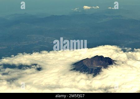 Caldera du Mont Raung, un volcan actif, est vu dans une vue aérienne à travers la fenêtre d'un avion volant au-dessus de la province de Java est de l'Indonésie. Banque D'Images