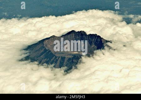 Caldera du Mont Raung, un volcan actif, est vu dans une vue aérienne à travers la fenêtre d'un avion volant au-dessus de la province de Java est de l'Indonésie. Banque D'Images