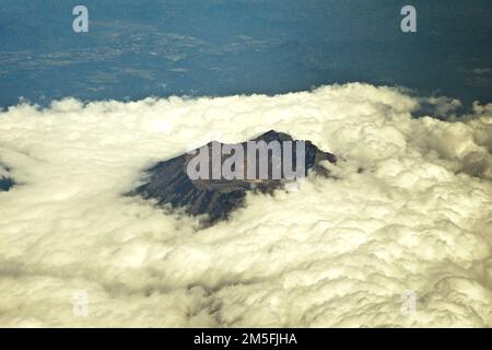 Caldera du Mont Raung, un volcan actif, est vu dans une vue aérienne à travers la fenêtre d'un avion volant au-dessus de la province de Java est de l'Indonésie. Banque D'Images