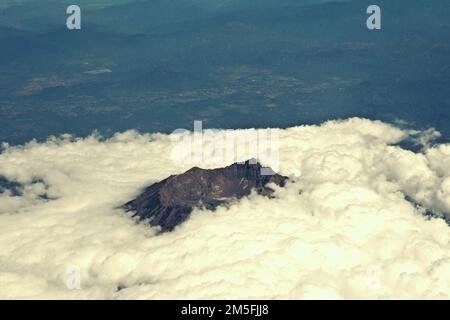 Caldera du Mont Raung, un volcan actif, est vu dans une vue aérienne à travers la fenêtre d'un avion volant au-dessus de la province de Java est de l'Indonésie. Banque D'Images