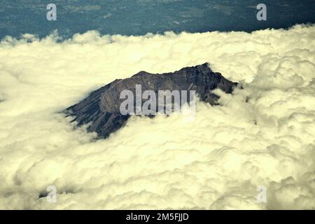 Caldera du Mont Raung, un volcan actif, est vu dans une vue aérienne à travers la fenêtre d'un avion volant au-dessus de la province de Java est de l'Indonésie. Banque D'Images