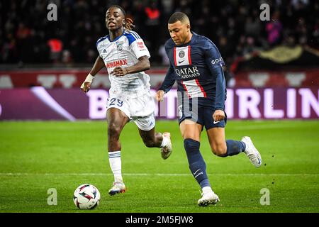 Paris, France, France. 28th décembre 2022. Ismael DOUKOURE de Strasbourg et Kylian MBAPPE de PSG lors du match de la Ligue 1 entre Paris Saint-Germain (PSG) et le Racing Club de Strasbourg au Parc des Princes Stadium de 28 décembre 2022 à Paris, France. (Image de crédit : © Matthieu Mirville/ZUMA Press Wire) Banque D'Images