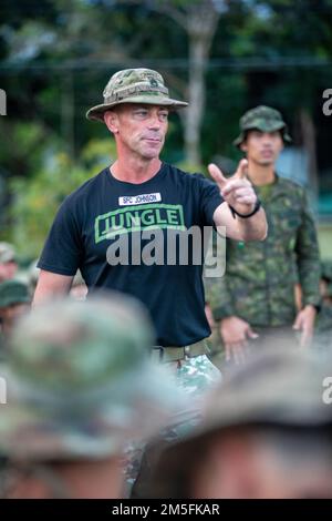 Le Sgt. 1st classe Warren Johnson, instructeur du cours de formation aux opérations de la jungle avec 25th Division d'infanterie, s'adresse aux élèves de l'école de la jungle pendant Salaknib 2022, à fort Magsaysay, Nueva Ecija, Philippines, 12 mars, 2022. Salaknib est une armée philippine annuelle dirigée par les États-Unis L'armée du Pacifique a parrainé un exercice bilatéral visant à améliorer la capacité et l'interopérabilité de l'armée américaine et philippine dans toute la gamme des opérations militaires, tout en renforçant les liens entre les deux nations partenaires de longue date. Banque D'Images