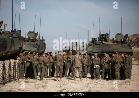 ÉTATS-UNIS Marines avec 3D Bataillon d'assaut des amphibiens, 1st Division marine, reçoit un compte rendu après une évolution réussie de l'entraînement au camp de base du corps marin Pendleton, Californie, 13 mars 2022. La démonstration de la compétence dans les opérations de niveau peloton marque la prochaine étape dans la certification des membres d'équipage de l'ACV et de leurs véhicules pour un déploiement mondial. Banque D'Images