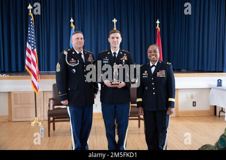 ÉTATS-UNIS Armée Brig. Le général Janeen Birckhead (à droite), commandant de la Garde nationale de l'armée du Maryland et des États-Unis Le sergent de commandement de l'armée, le Maj. James Nugent (à gauche), le sergent-major de commandement de la Garde nationale de l'armée du Maryland, les États-Unis d'aujourd'hui Le sergent de l'armée David Monk, spécialiste des soins de santé de la Compagnie du quartier général et du quartier général, 1st Bataillon, 175th Infantry Regiment, 58th troupe Command, avec le prix de l'officier non commandé de l'année de la compétition du meilleur guerrier du Maryland 2022. Tout au long de la compétition, les militaires de la Garde nationale de l'armée du Maryland et de la Force de défense estonienne ont été testés sur leur kn Banque D'Images