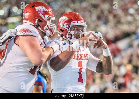 Memphis, Tennessee, États-Unis. 28th décembre 2022. Arkansas Razorbacks Quarterback KJ Jefferson (1), à droite, célèbre après avoir marqué un touchdown lors du AutoZone Liberty Bowl 64th entre les Kansas Jayhawks et les Arkansas Razorbacks au Simmons Bank Liberty Stadium de Memphis, Tennessee. Prentice C. James/CSM/Alamy Live News Banque D'Images