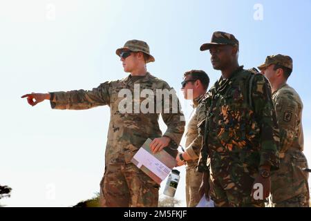 ÉTATS-UNIS Le capitaine de l'armée Nils A. Olsen, commandant de la compagnie Mod pour le 1st Bataillon, 503rd Infantry Regiment, 173rd Brigade aéroportée, discute du schéma de manœuvres avec les officiers des Forces de défense kenyanes pendant l'Accord justifié, 13 mars 2022. L'exercice d'un accord justifié permet aux États-Unis et à nos partenaires africains de soutenir une paix et une stabilité durables dans la région. Plus de 800 personnes participent à l'exercice qui comprend un exercice multinational de formation sur le terrain et un exercice de poste de commandement. L'Accord justifié est un exercice militaire annuel et multinational axé sur la capacité des partenaires africains et dans Banque D'Images