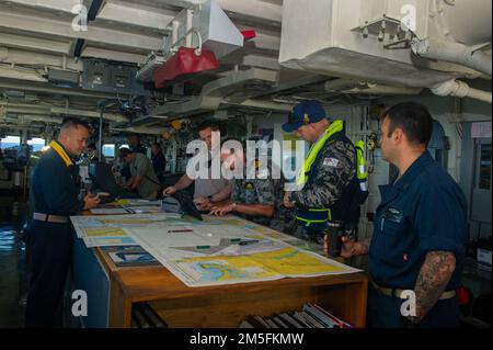 BRISBANE, Australie (14 mars 2022) – des membres de la Marine royale australienne ont présenté un mémoire au capitaine Al Alarcon, commandant de l'émory S. Land-class sous-marin USS Frank Cable (AS 40), alors que le navire transite à Brisbane, en Australie, au 14 mars. Frank Cable est actuellement en patrouille pour la maintenance et la logistique des expéditions à l'appui de la sécurité nationale dans la zone d'opérations de la flotte américaine 7th. Banque D'Images