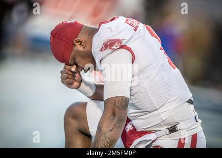 Memphis, Tennessee, États-Unis. 28th décembre 2022. Arkansas Razorbacks Quarterback KJ Jefferson (1) se prépare à l'action du jeu avant le AutoZone Liberty Bowl de 64th entre les Jayhawks du Kansas et les Razorbacks de l'Arkansas au Simmons Bank Liberty Stadium de Memphis, Tennessee. Prentice C. James/CSM/Alamy Live News Banque D'Images