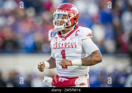 Memphis, Tennessee, États-Unis. 28th décembre 2022. Arkansas Razorbacks Quarterback KJ Jefferson (1) prend le terrain pendant le AutoZone Liberty Bowl de 64th entre les Jayhawks du Kansas et les Razorbacks de l'Arkansas au Simmons Bank Liberty Stadium de Memphis, Tennessee. Prentice C. James/CSM/Alamy Live News Banque D'Images