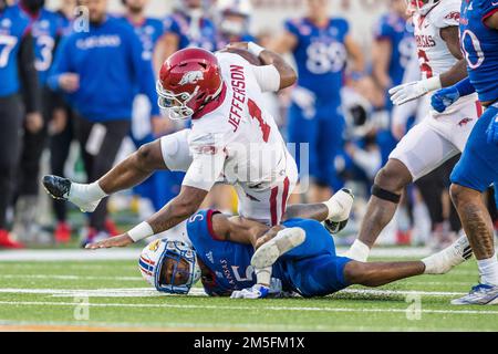 Memphis, Tennessee, États-Unis. 28th décembre 2022. Arkansas Razorbacks Quarterback KJ Jefferson (1) court pour un yardage positif pendant le AutoZone Liberty Bowl de 64th entre les Jayhawks du Kansas et les Razorbacks de l'Arkansas au Simmons Bank Liberty Stadium de Memphis, Tennessee. Prentice C. James/CSM/Alamy Live News Banque D'Images