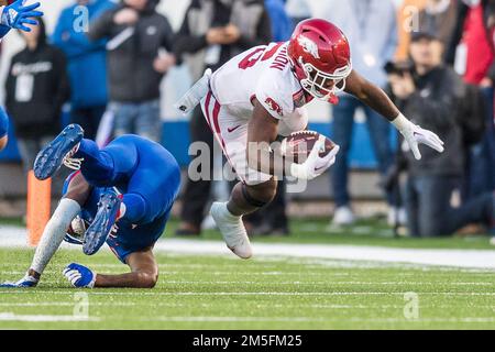 Memphis, Tennessee, États-Unis. 28th décembre 2022. Arkansas Razorbacks en arrière Rashod Dubinion (6) court pour un yardage positif pendant le AutoZone Liberty Bowl 64th entre les Jayhawks du Kansas et les Razorbacks de l'Arkansas au Simmons Bank Liberty Stadium de Memphis, Tennessee. Prentice C. James/CSM/Alamy Live News Banque D'Images