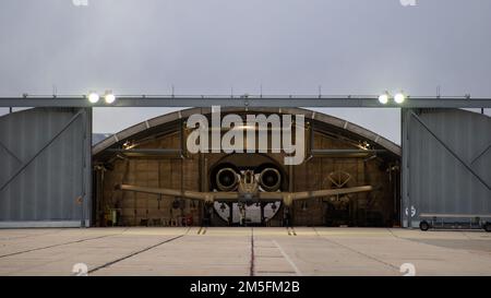Les spécialistes de propulsion aérospatiale de la Garde nationale de l’air de l’Idaho conduisent des courses de moteurs dans la « Maison de Hush » de l’aile de chasse de 124th, à Gowen Field, Boise, Idaho, 13 mars 2022. L'installation est conçue pour permettre aux aviateurs d'observer et de tester le fonctionnement des moteurs Thunderbolt II A-10 lorsqu'ils fonctionnent. Banque D'Images