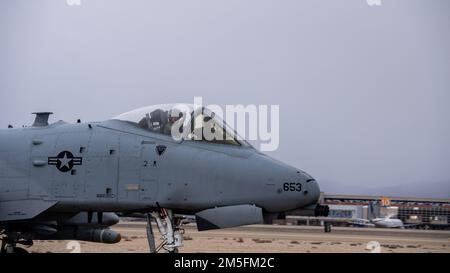 Un pilote du 190th Escadron de chasseurs de la Garde aérienne nationale de l’Idaho fait un pas en taxi jusqu’au bloc d’armement et de désarmement de Gowen Field, Boise, Idaho, 13 mars 2022. L'avion effectuait des vols d'entraînement dans les chaînes situées au sud de la base aérienne de Mountain Home. Banque D'Images