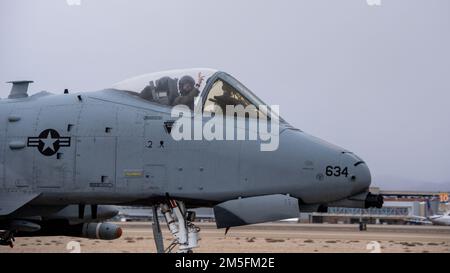 Un pilote du 190th Escadron de chasseurs de la Garde aérienne nationale de l’Idaho fait un pas en taxi jusqu’au bloc d’armement et de désarmement de Gowen Field, Boise, Idaho, 13 mars 2022. L'avion effectuait des vols d'entraînement dans les chaînes situées au sud de la base aérienne de Mountain Home. Banque D'Images