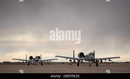 Deux A-10 Thunderbolt IIS, de la 124th Fighter Wing de la Garde nationale aérienne de l’Idaho, taxi jusqu’à l’arm et désarm PAD à Gowen Field, Boise, Idaho, 13 mars 2022. L'avion effectuait des vols d'entraînement dans les chaînes situées au sud de la base aérienne de Mountain Home. Banque D'Images