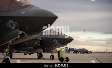 Un Thunderbolt II A-10, de la 124th aile de la Garde aérienne nationale de l’Idaho, départ de Gowen Field, Boise, Idaho, 13 mars 2022. L'avion volait pour effectuer des vols d'entraînement dans les chaînes situées au sud de la base aérienne de Mountain Home. Banque D'Images