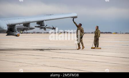 Les chefs d'équipage, avec l'escadron de maintenance des aéronefs 124th, préparent un Thunderbolt II A-10 de l'aile Fighter 124th pour les opérations de ravitaillement en fosse à chaud à Gowen Field, Boise, Idaho, 13 mars 2022. L'avion était ravitaillé dans le cadre de la formation pendant la fin de semaine des exercices de mars. Banque D'Images