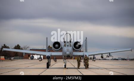 Les chefs d'équipage, avec l'escadron de maintenance des aéronefs 124th, préparent un Thunderbolt II A-10 de l'aile Fighter 124th pour les opérations de ravitaillement en fosse à chaud à Gowen Field, Boise, Idaho, 13 mars 2022. L'avion était ravitaillé dans le cadre de la formation pendant la fin de semaine des exercices de mars. Banque D'Images