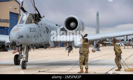 Les chefs d'équipage, avec l'escadron de maintenance des aéronefs 124th, préparent un Thunderbolt II A-10 de l'aile Fighter 124th pour les opérations de ravitaillement en fosse à chaud à Gowen Field, Boise, Idaho, 13 mars 2022. L'avion était ravitaillé dans le cadre de la formation pendant la fin de semaine des exercices de mars. Banque D'Images