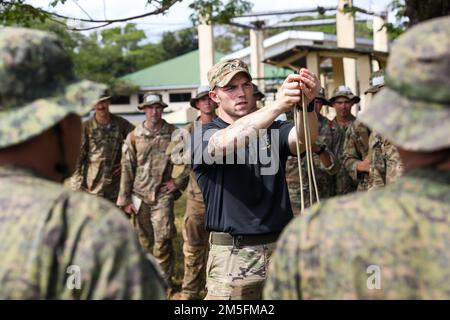 ÉTATS-UNIS Le sergent d'armée Johnathan Brennan, un fantassin affecté au quartier général et au quartier général de la Compagnie, 2nd Bataillon, 27th infanterie Regiment, 25th infanterie Division, montre à une classe de soldats américains et philippins comment installer une poulie en z pendant le cours d'entraînement des opérations de la jungle pendant Salaknib 2022 à fort Magsaysay, Nueva Ecija, Philippines, 14 mars 2022. Le cours d’instruction Jungle Operations a été organisé pour préparer les soldats des deux nations au terrain de la jungle qu’ils pourraient rencontrer autour de l’Indo-Pacifique, en s’appuyant sur la mission de Salaknib d’accroître la préparation et l’Inte combinées Banque D'Images