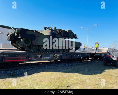 Un char de combat principal M1A2 Abrams est chargé sur un wagon allemand au site de Coleman à Mannheim, en Allemagne. La Brigade de soutien sur le terrain de l’Armée de terre de 405th a récemment commencé à augmenter ses livraisons de transporteurs d’équipement lourd de ligne de transport de toute la valeur d’une équipe de combat de brigade blindée de l’Armée de terre prépositionnée stocks-2 matériel avec rail. Plus de deux douzaines de véhicules blindés et de pièces d'équipement – des chars aux obusiers automoteurs Paladin aux véhicules de combat Bradley et plus encore – ont été expédiés de Coleman à la zone d'entraînement de Grafenwoehr via le Deutsche Bahn, ou le chemin de fer allemand, mars 10. C'était le premier Banque D'Images