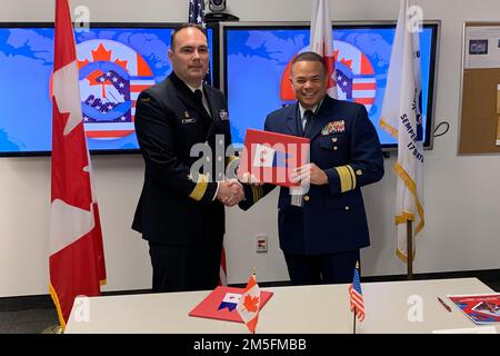 Le sous-ministre Michael Johnston, commandant de la Garde côtière des États-Unis le neuvième district, se met en main avec Marc-André Meunier, commissaire adjoint de la région du Centre Garde côtière canadienne, après avoir signé l'entente sur l'Annexe géographique des Grands Lacs (CANUSLAK) à Montréal-14 mars 2022. La signature renouvelée de l'accord CANUSLAK réaffirme l'engagement des deux gardes-côtes à maintenir les eaux partagées en sécurité et en santé pour les citoyens des deux côtés de la frontière. Banque D'Images