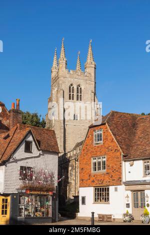 Angleterre, Kent, Tenterden, High Street et l'église Saint-Mildred Banque D'Images