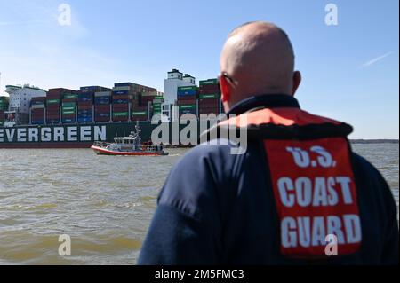 Un équipage de conduite d'intervention de la station de la Garde côtière, Curtis Bay, surveille le navire à moteur de 1 095 pieds Ever Forward, qui s'est enraciné dans la baie de Chesapeake, au 13 mars 2022. La Garde côtière et le Département de l'environnement du Maryland coordonnent le refoulement du navire à conteneurs. Banque D'Images