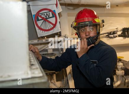 220314-N-KW492-1029 LE Matelot de 1re classe Carl Dela Cruz, de Glendale (Californie), spécialiste du personnel de L'OCÉAN PACIFIQUE (14 mars 2022), communique qu'une fuite simulée de canalisation a été garantie lors d'un exercice d'inondation à bord du destroyer de missile guidé de classe Arleigh Burke USS Milius (DDG 69). Milius est affecté au Destroyer Squadron (DESRON) 15, le plus grand DESRON déployé à l’avant de la Marine et à la principale force de combat de la flotte américaine 7th, et est en cours de soutien à une Indo-Pacific libre et ouverte. Banque D'Images