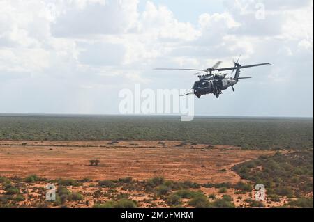 Un hélicoptère de sauvetage au combat HH-60W suit derrière son lingman à l'appui d'un exercice d'évacuation des victimes (CASEVAC) dans une zone de responsabilité non divulguée de la Force opérationnelle interarmées combinée-Corne de l'Afrique, 8 décembre 2022. Il s'agit du premier déploiement du HH-60W en Afrique de l'est et utilisé pour soutenir des exercices tels que les CASEVAC. Ces exercices constituent un élément important de la mission AFRICOM des États-Unis dans la coordination des efforts entre la coalition et les forces conjointes en Afrique de l'est, et dans l'amélioration du réseau de récupération des combattants du Commandement combattant. (É.-U. Photo de la Force aérienne par Tech. Sgt Jayson Burns) Banque D'Images