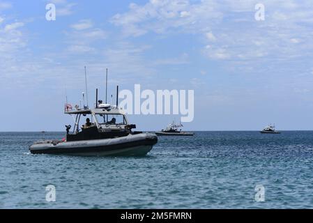 ÉTATS-UNIS L'unité de sécurité du port de la Garde côtière (UAP) compte 311 membres et les États-Unis L’escadron de la sécurité expéditionnaire maritime de la Marine 11 membres effectuent des exercices conjoints à bord d’un bateau de sécurité portuaire transportable de 32 pieds au large de l’île San Clemente, au 23 juin 2022. Les UAR servent d'unités expéditionnaires de protection des forces antiterroristes, avec des équipages de bateaux et des équipes de sécurité à terre capables de soutenir la sécurité portuaire, fluviale et côtière aux États-Unis ou partout dans le monde. (É.-U. Photo de la Garde côtière par Petty Officer 3rd classe Alex Gray) Banque D'Images