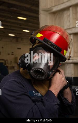 Technicien d'entretien de la coque 2nd classe Matthew Diamond de Baltimore, affecté au service technique de l'USS Gerald R. Ford (CVN 78), lance un ensemble de lutte contre l'incendie 14 mars 2022. Ford est dans le port de la Station navale de Norfolk et exécute une phase de base sur mesure avant le premier déploiement opérationnel du navire. Banque D'Images