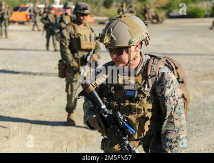 ÉTATS-UNIS Le sergent d'état-major du corps maritime Thomas English, un technicien en élimination d'engins explosifs du 1st Bataillon, 8th Marine Regiment, 2D Marine Division, inspecte un site lors d'une répétition de mission complète à l'appui de la promesse continue 22 sur la base navale de Guantanamo Bay, Cuba, le 9 décembre 2022. La mission Continuing Promise comprend la fourniture de soins médicaux directs et de soins vétérinaires expéditionnaires, la conduite de formations et d'échanges d'experts sur divers sujets d'assistance civique médicale et humanitaire, et la conduite de séminaires sur les femmes, la paix et la sécurité. (É.-U. Photo du corps marin par 1st Lt. Willi Banque D'Images