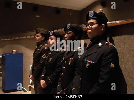 Les soldats du Commandement du soutien du Théâtre 1st servent de huissiers pour une cérémonie de renoncement à la responsabilité 15 mars 2022 à fort KNOX, Kentucky. La cérémonie a célébré la réalisation du commandement du Sgt. Maj. Michael J. Perry III, conseiller principal inscrit pour le Commandement du soutien du théâtre 1st. Banque D'Images