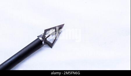 Une Flèche Avec Une Tête Large à Trois Lames Fixée Avec Deux Balles De Calibre 30 06 Et Une Carapace De Fusil De Calibre 12 Sur Fond Gris 2m87am4