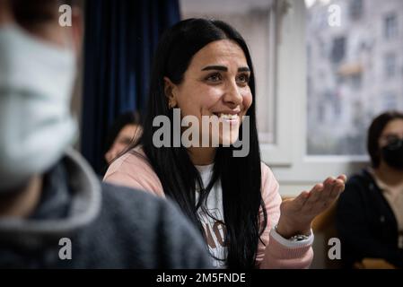 Un étudiant de l'Association américaine turque s'entretient avec les élèves de l'école de leadership Airman de la base aérienne d'Incirlik lors d'une visite au centre TAA à Adana, en Turquie, en 14 mars 2022. La visite a été l'occasion d'améliorer les relations entre le personnel d'Incirlik AB et la communauté locale en facilitant les conversations entre les étudiants de la SLA, les bénévoles de la base et les étudiants de l'AAT. Le TAA vise à fournir des services d'enseignement des langues en phase avec les besoins d'enseignement des langues étrangères à l'ère de l'information en enseignant l'anglais depuis sa création en 1954. Banque D'Images