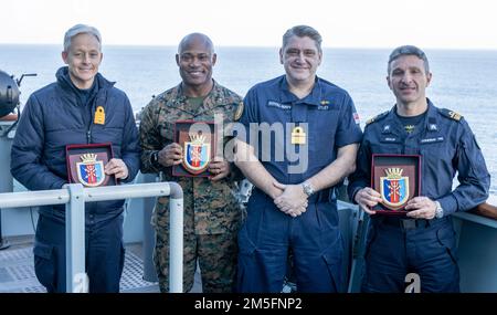 De gauche à droite, Royal Dutch Navy Commandeur ad van de Sande, Commandant de la Force maritime des pays-Bas, Etats-Unis Corps de marine Brig. Général Anthony Henderson, commandant général, 2D Marine Expeditionary Brigade, Royaume-Uni (Royaume-Uni) contre-amiral de la Royal Navy Michael Utley, commandant, force de frappe du Royaume-Uni, Et la Marine italienne Contrammiraglio Valentino Rinaldi, commandant, Nave Garibaldi se réunissent pour une photo après avoir embarqué dans la Marine royale britannique HMS Prince of Wales lors de l'exercice Cold Response '22 sur 14 mars 2022 en mer de Norvège. L'exercice Cold Response '22 est un exercice biennal de préparation et de défense nationale norvégienne Banque D'Images