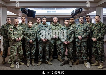 ÉTATS-UNIS Le lieutenant-général de l'armée John R. Evans, commandant général des États-Unis Armée du Nord (Cinquième armée), a visité les États-Unis Marines du 2nd Bataillon de soutien à l’atterrissage, au Centre d’événements Aurora sur la base aérienne d’Eielson, Alaska, 14 mars 2022. 2nd la DGL a joué un rôle de soutien essentiel durant l'exercice ARCTIC EDGE 2022, en fournissant des services alimentaires aux membres du service participant à la formation par temps froid. ARCTIC EDGE est un exercice conjoint conçu pour démontrer notre capacité à se déployer et à opérer rapidement dans l'Arctique. Banque D'Images