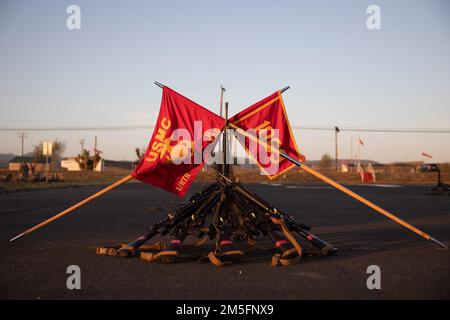 ÉTATS-UNIS Les corps de marine recrutent avec Delta Company, 1st recrute le bataillon d'entraînement, empilent leurs fusils avant de commencer une randonnée de nuit pendant la semaine de campagne au camp de base des corps de Marine Pendleton, en Californie, 14 mars 2022. Les recrues ont effectué des exercices d'échauffement avant chaque randonnée. Banque D'Images