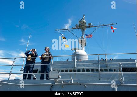 BRISBANE, Australie (14 mars 2022) – des marins affectés à l'émory S. le sous-marin de classe terrestre USS Frank Cable (AS 40) sont debout sur l'arc une montre de protection de la force pendant que le navire transite à Brisbane, en Australie, au 14 mars. Frank Cable est actuellement en patrouille pour la maintenance et la logistique des expéditions à l'appui de la sécurité nationale dans la zone d'opérations de la flotte américaine 7th. Banque D'Images