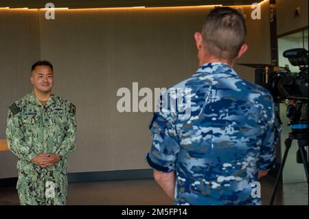 BRISBANE, Australie (14 mars 2022) – le capitaine Al Alarcon, commandant de l’agent de service sous-marin de classe terrestre Emory S. USS Frank Cable (AS-40), donne une interview aux Affaires publiques de la Force de défense australienne après son arrivée à Brisbane, en Australie, au 14 mars. Frank Cable est actuellement en patrouille pour la maintenance et la logistique des expéditions à l'appui de la sécurité nationale dans la zone d'opérations de la flotte américaine 7th. Banque D'Images