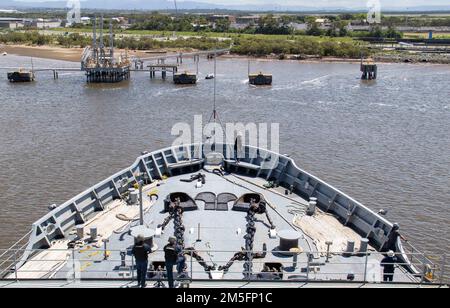 BRISBANE, Australie (14 mars 2022) – le sous-marin USS Frank Cable (AS 40) de l'Emory S. Land arrive à Brisbane, en Australie, pour une visite programmée au port de 14 mars. Frank Cable est actuellement en patrouille pour la maintenance et la logistique des expéditions à l'appui de la sécurité nationale dans la zone d'opérations de la flotte américaine 7th. Banque D'Images